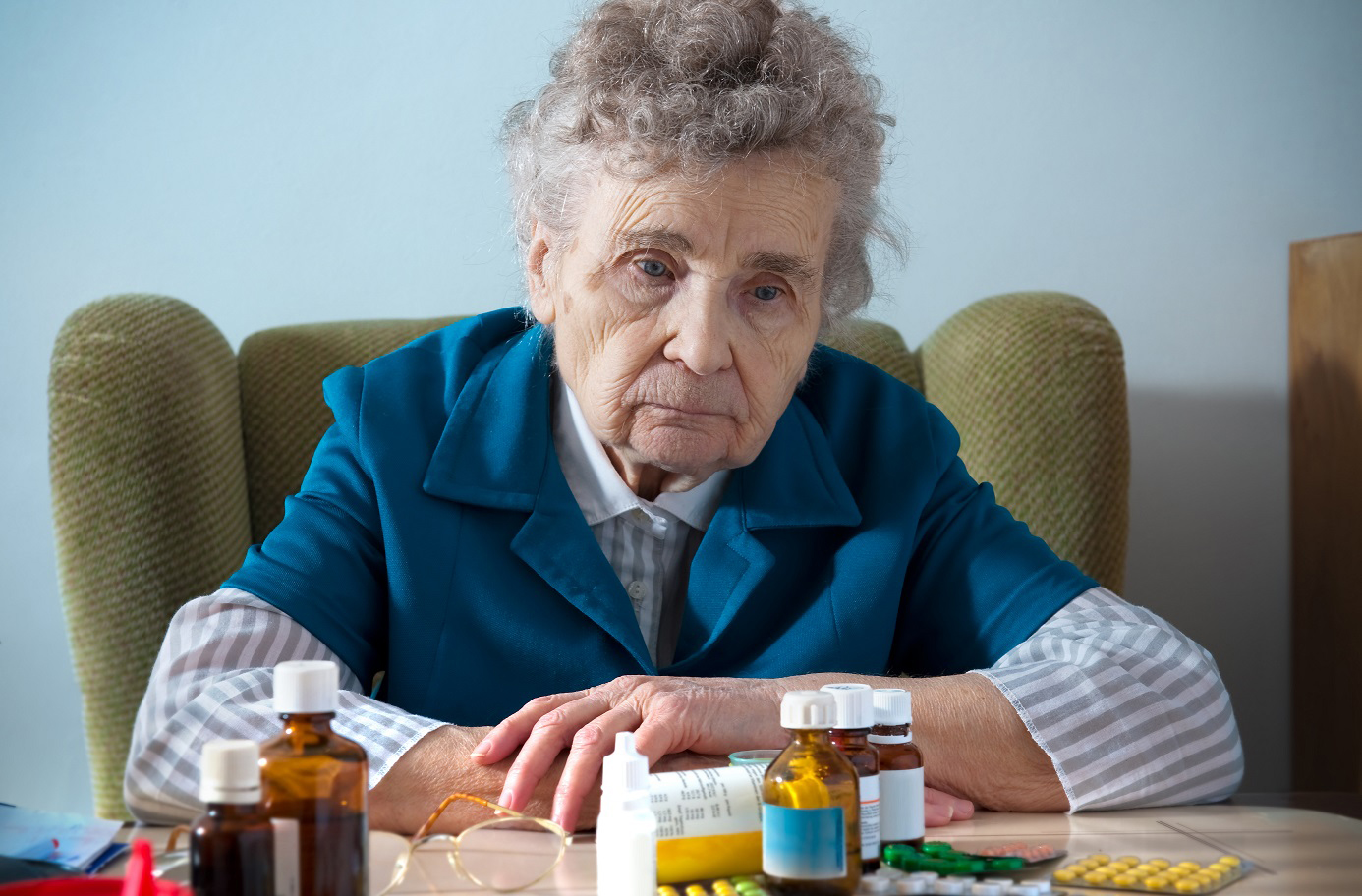 Изменения в пожилом возрасте. Деменция Альцгеймера. Бабушка с таблетками. Пожилые люди и лекарства. Пожилые люди.