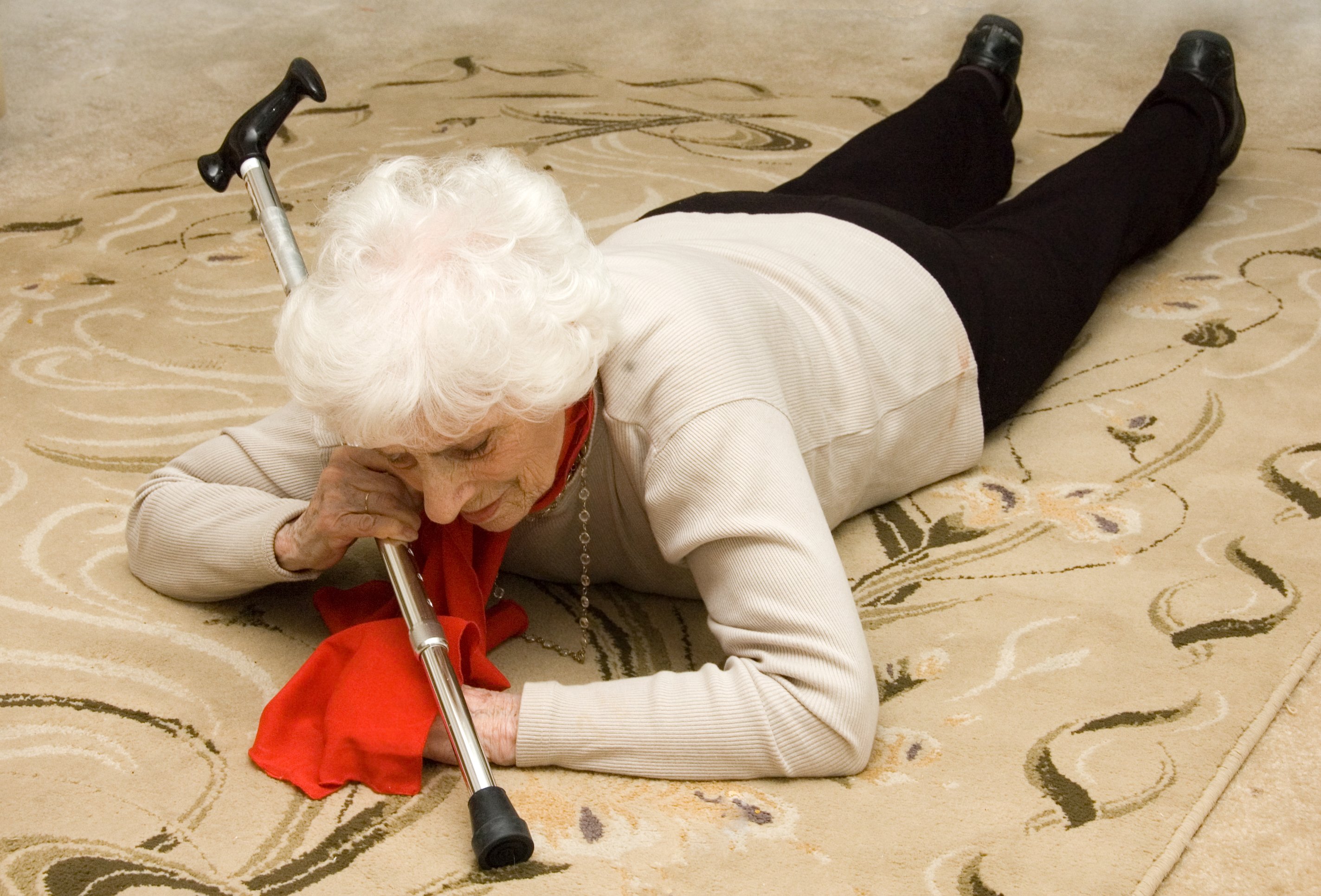 У пожилых людей снижается. Травматизм пожилых людей. Падения в пожилом возрасте. Травмати у пожилыхлюдей.